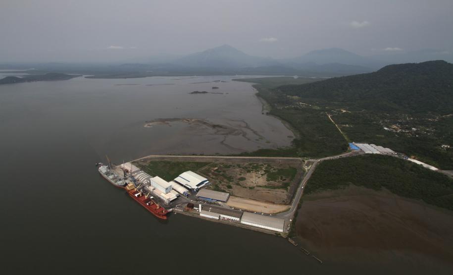 Reajuste no ISS de Antonina pode afastar investimentos portuários no município Uma lei municipal que entra em vigor a partir de janeiro de 2015 pode tornar a cidade de Antonina menos competitiva para investimentos no setor portuário. É que o município aprovou o aumento na cobrança da alíquota do Imposto Sobre Serviços (ISS) que passará a ser de 4%.