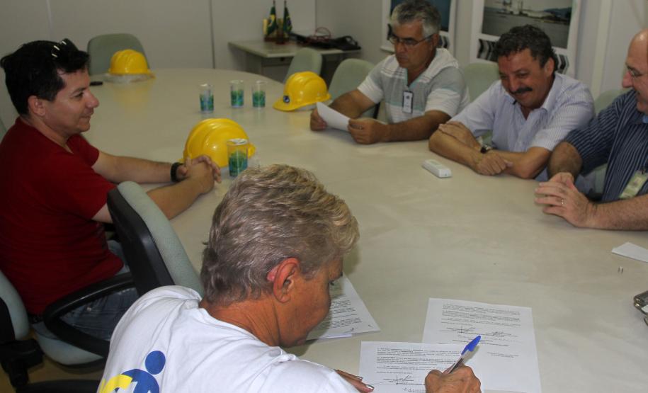 Nesta quarta-feira (26), a Terminais Portuários Ponta do Félix, empresa que opera no Porto de Antonina, assinou um convênio para repassar R$ 72 mil a duas associações de moradores do município. A verba será revertida, pelas entidades, em atendimento à população. Cada uma receberá R$ 36 mil, em três anos