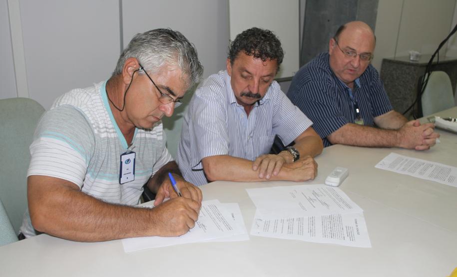 Nesta quarta-feira (26), a Terminais Portuários Ponta do Félix, empresa que opera no Porto de Antonina, assinou um convênio para repassar R$ 72 mil a duas associações de moradores do município. A verba será revertida, pelas entidades, em atendimento à população. Cada uma receberá R$ 36 mil, em três anos