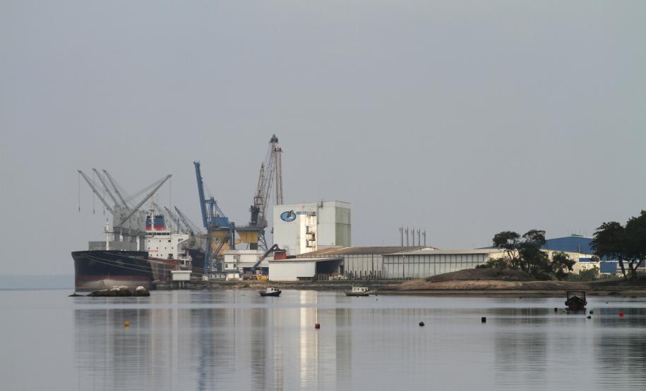 Nesta quarta-feira (26), a Terminais Portuários Ponta do Félix, empresa que opera no Porto de Antonina, assinou um convênio para repassar R$  72 mil a duas associações de moradores do município. A verba será revertida, pelas entidades, em atendimento à população. Cada uma receberá R$ 36 mil, em três anos.