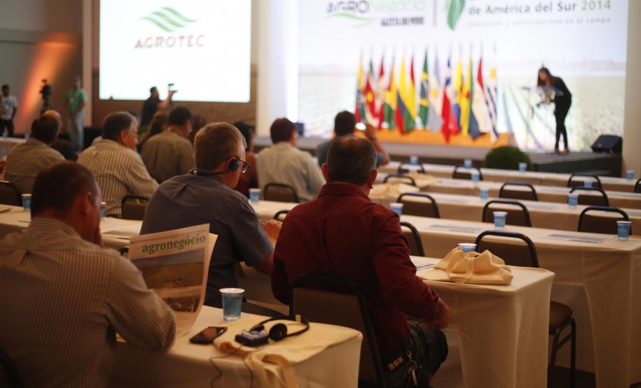 Especialistas de diferentes partes do mundo participam, em Foz do Iguaçu, do 2º Fórum de Agricultura da América do Sul. Com o tema “Inovação e Sustentabilidade no Campo”, o evento discute o agronegócio mundial a partir da realidade sul-americana. Os portos do Paraná estão presentes no evento.