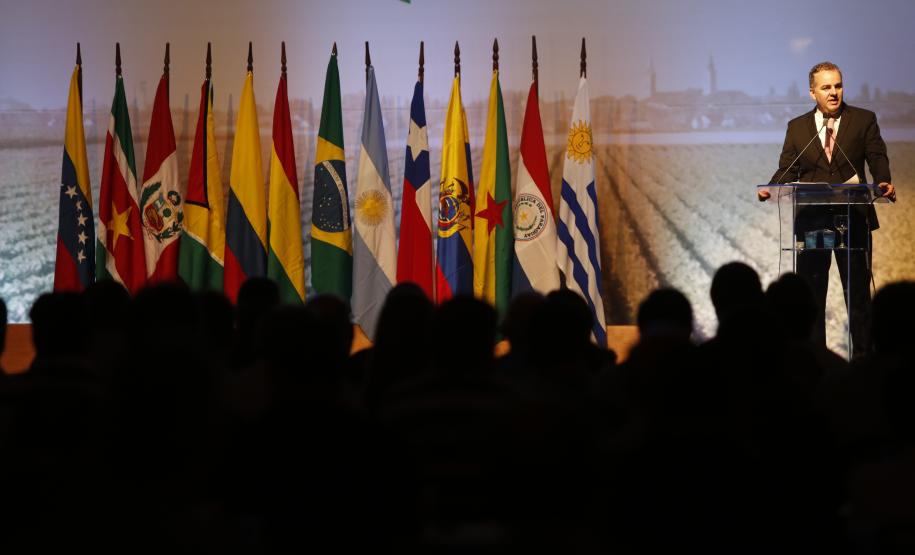 Especialistas de diferentes partes do mundo participam, em Foz do Iguaçu, do 2º Fórum de Agricultura da América do Sul. Com o tema “Inovação e Sustentabilidade no Campo”, o evento discute o agronegócio mundial a partir da realidade sul-americana. Os portos do Paraná estão presentes no evento.