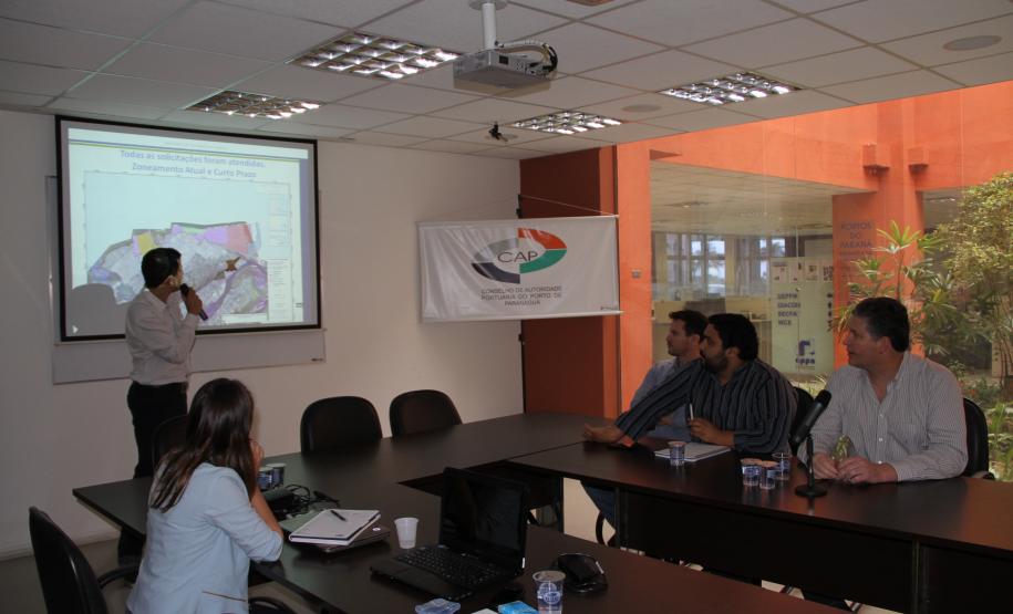 Na próxima segunda-feira (1/12), a Administração dos Portos de Paranaguá e Antonina (Appa) vai protocolar junto à Secretaria de Portos da Presidência da República (SEP), o novo Plano de Desenvolvimento e Zoneamento (PDZ) do Porto de Paranaguá. O documento, revisto, foi aprovado com ampla participação da comunidade portuária e do setor produtivo do Estado, nesta sexta-feira (28/11).