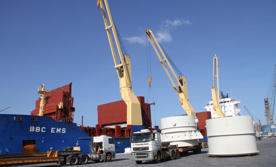 Primeiras peças da nova fábrica da Klabin são descarregadas no Porto de Paranaguá