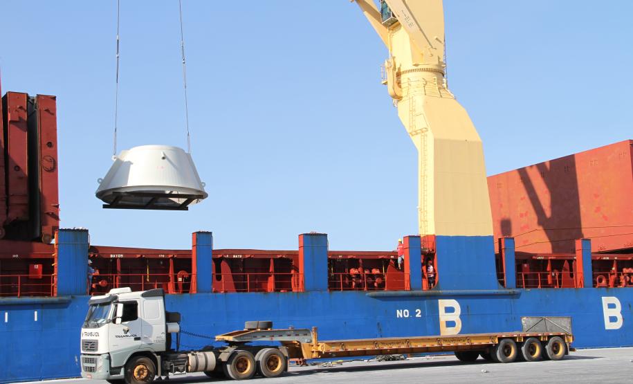 Primeiras peças da nova fábrica da Klabin são descarregadas no Porto de Paranaguá