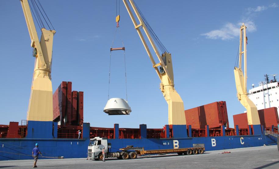 Primeiras peças da nova fábrica da Klabin são descarregadas no Porto de Paranaguá