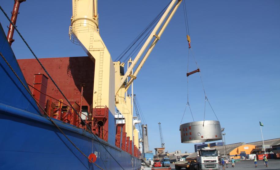 Primeiras peças da nova fábrica da Klabin são descarregadas no Porto de Paranaguá