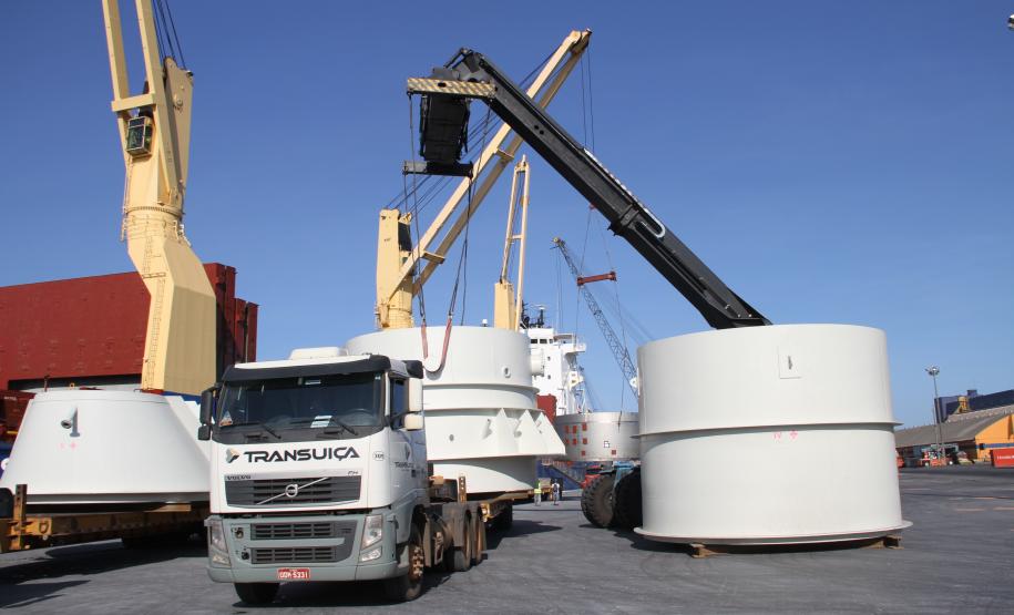 Primeiras peças da nova fábrica da Klabin são descarregadas no Porto de Paranaguá