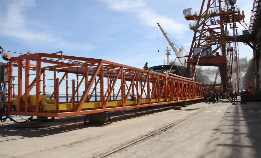 Além do peso, do próprio equipamento (576 toneladas) e da peça, foi preciso calcular a área que a lança ocuparia ao ser girado: mais de 60 metros de raio. A área foi isolada e as atividades comuns no local  - como a limpeza, circulação de trabalhadores e o fluxo de máquinas – foram interrompidas. O içamento da lança do novo shiploader levou cerca de uma hora para ser concluído.