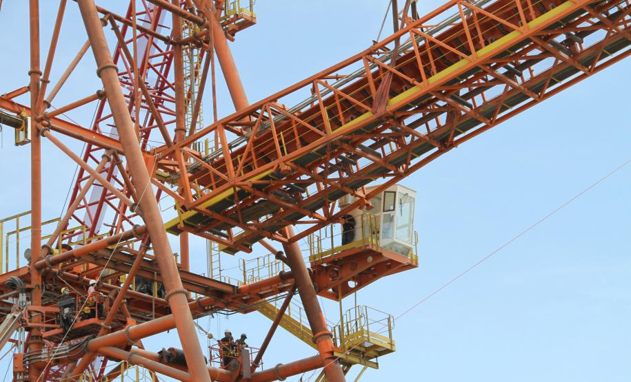 que pesa mais de 52 toneladas e mede 45 metros de comprimento, tem seis metros de largura máxima e 3,15 de altura