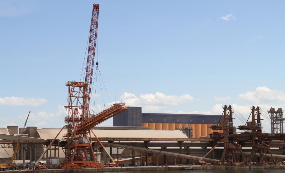 Um dos quatro novos shiploaders do Corredor de Exportação do Porto de Paranaguá fica pronto no final deste mês. O equipamento está com a parte elétrica bastante adiantada e acaba de receber a lança, parte que avança sobre o porão do navio para o carregamento dos grãos. Os próximos passos serão a conexão na estrutura já existente no cais, correias transportadoras e ligações elétricas.