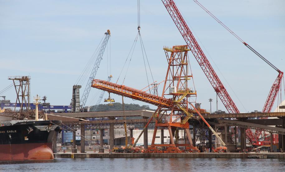 Um dos quatro novos shiploaders do Corredor de Exportação do Porto de Paranaguá fica pronto no final deste mês. O equipamento está com a parte elétrica bastante adiantada e acaba de receber a lança, parte que avança sobre o porão do navio para o carregamento dos grãos. Os próximos passos serão a conexão na estrutura já existente no cais, correias transportadoras e ligações elétricas.