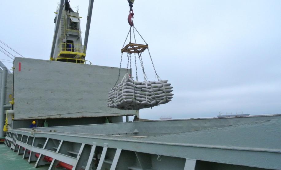 Os Portos do Paraná fecharam o mês de novembro com alta de 5% na movimentação de Carga Geral. Foram 8,6 milhões de toneladas movimentadas no período, contra 8,2 milhões de toneladas no mesmo período do ano passado.