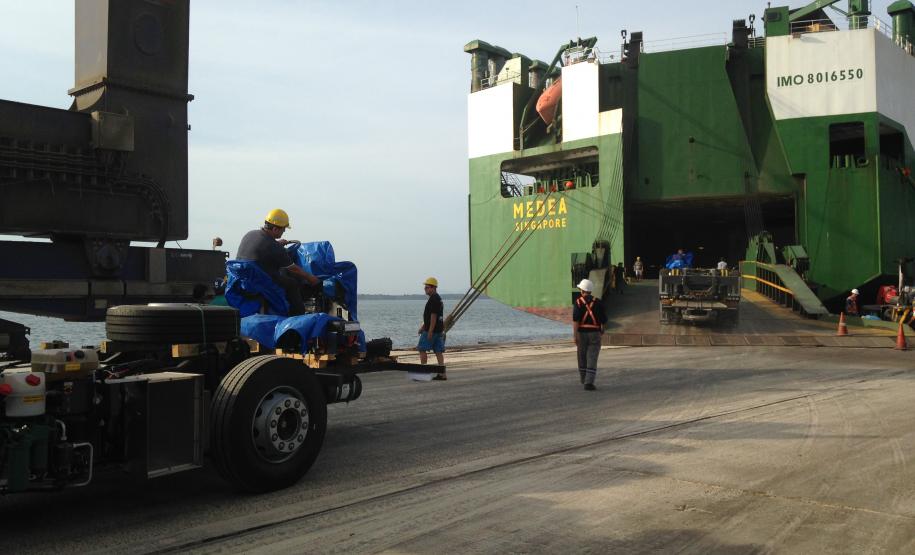 Entre os principais produtos de Carga Geral a granel movimentados, este ano, de janeiro a novembro, estão o açúcar em saca, os veículos, a madeira, o papel e máquinas (equipamentos e peças). Desse,s o que apresentou alta mais significativa, na exportação, foi a madeira. De 5.543 toneladas movimentadas, em 2013, passou para 21.624, este ano: 290% a mais.