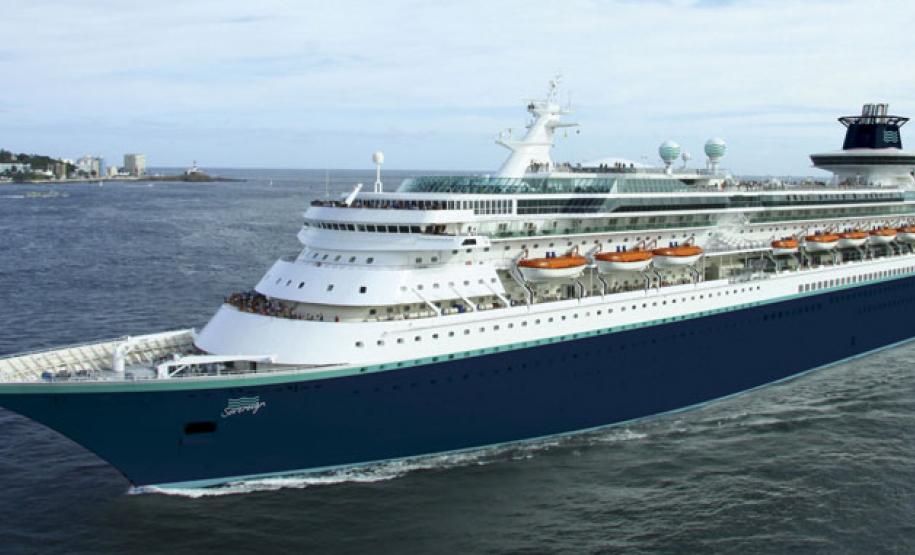 terminal paranaense
Na próxima sexta-feira, dia 2 de janeiro de 2015, o navio Sovereign atraca no Porto de Paranaguá. Com mais de dois mil passageiros, a maioria de brasileiros, e 812 tripulantes, a embarcação chega às 8h e zarpa às 18h, no mesmo dia. O Litoral paranaense é parada turística no roteiro de cruzeiros pela costa brasileira. Vem do Rio de Janeiro e, na sequência, retorna a Santos.