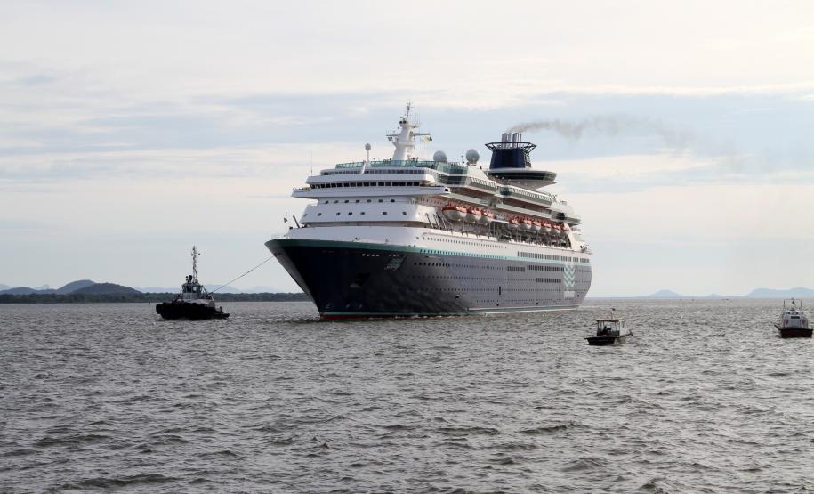 Com mais de três mil pessoas a bordo, Sovereign traz o maior número de passageiros e tripulantes já recebido em um único navio pelo Porto de Paranaguá.