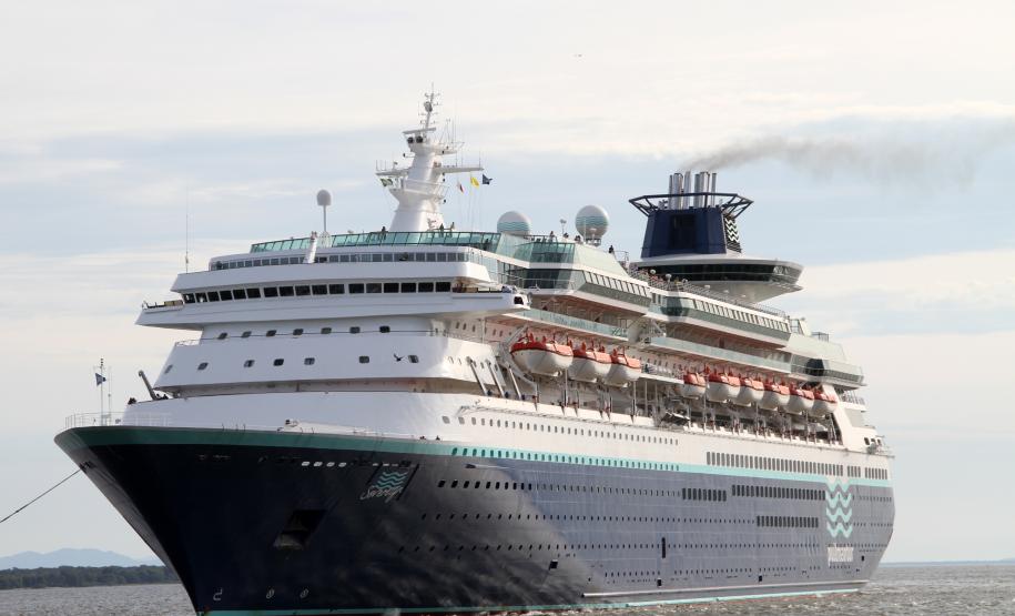 Com mais de três mil pessoas a bordo, Sovereign traz o maior número de passageiros e tripulantes já recebido em um único navio pelo Porto de Paranaguá.