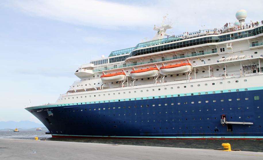 Com mais de três mil pessoas a bordo, Sovereign traz o maior número de passageiros e tripulantes já recebido em um único navio pelo Porto de Paranaguá.