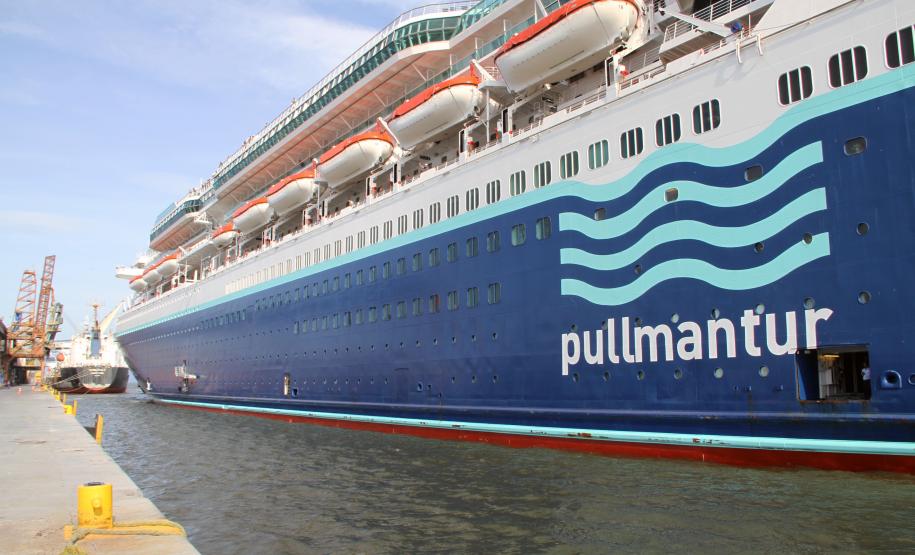 Com mais de três mil pessoas a bordo, Sovereign traz o maior número de passageiros e tripulantes já recebido em um único navio pelo Porto de Paranaguá.