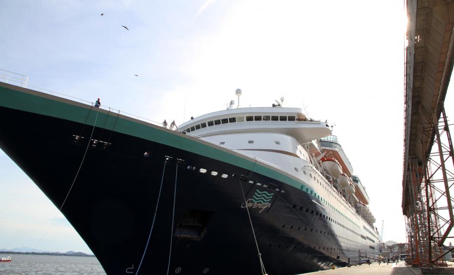 Com mais de três mil pessoas a bordo, Sovereign traz o maior número de passageiros e tripulantes já recebido em um único navio pelo Porto de Paranaguá.