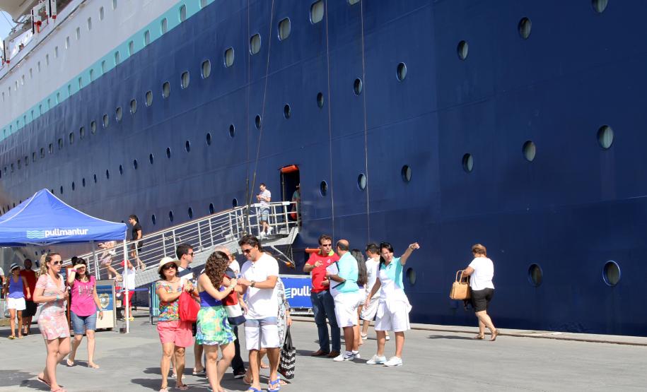 Com mais de três mil pessoas a bordo, Sovereign traz o maior número de passageiros e tripulantes já recebido em um único navio pelo Porto de Paranaguá.