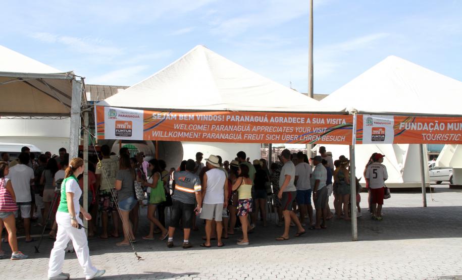 Com mais de três mil pessoas a bordo, Sovereign traz o maior número de passageiros e tripulantes já recebido em um único navio pelo Porto de Paranaguá.