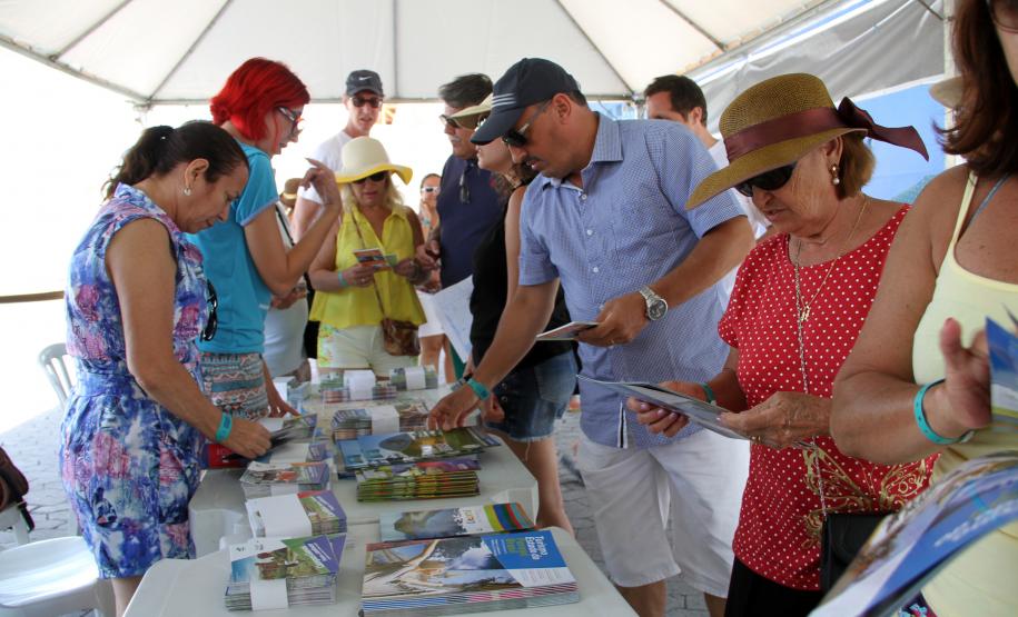 Com mais de três mil pessoas a bordo, Sovereign traz o maior número de passageiros e tripulantes já recebido em um único navio pelo Porto de Paranaguá.