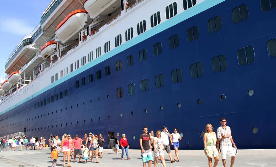 Com mais de três mil pessoas a bordo, Sovereign traz o maior número de passageiros e tripulantes já recebido em um único navio pelo Porto de Paranaguá.