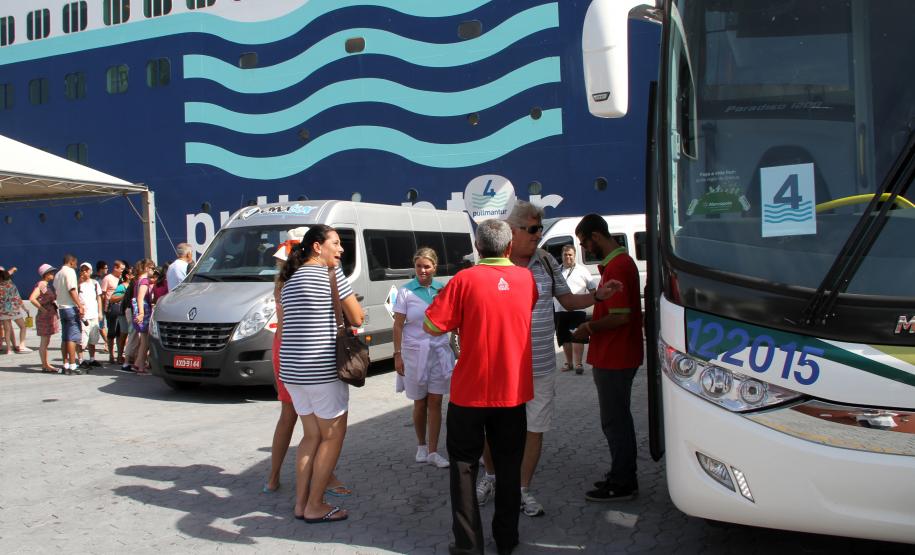 Com mais de três mil pessoas a bordo, Sovereign traz o maior número de passageiros e tripulantes já recebido em um único navio pelo Porto de Paranaguá.