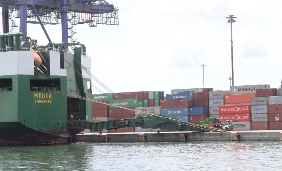 Ao longo do ano, foram exportadas 27,9 milhões de toneladas em cargas e importadas 17,1 milhões de toneladas pelos Portos de Paranaguá e Antonina