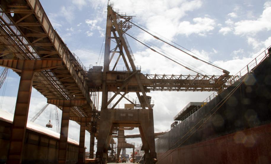 Porto de Paranaguá carrega primeiro navio com soja da safra 2015 O Porto receberá nos próximos dias 27 navios que já estão programados para carregar quase um milhão de toneladas de soja, milho, farelo e trigo.