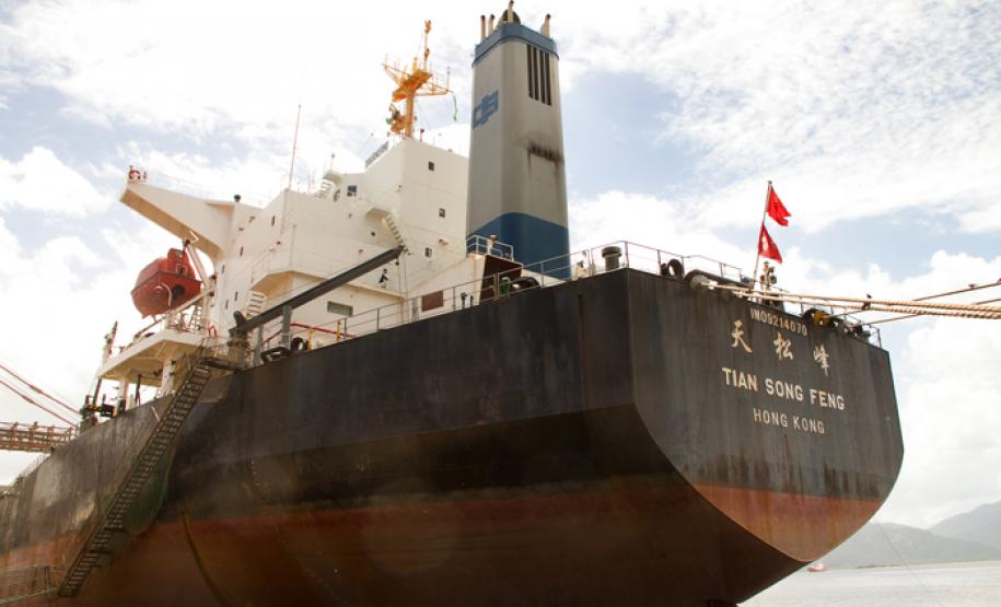 Porto de Paranaguá carrega primeiro navio com soja da safra 2015 O Porto receberá nos próximos dias 27 navios que já estão programados para carregar quase um milhão de toneladas de soja, milho, farelo e trigo.