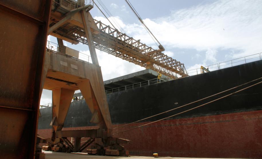 Porto de Paranaguá carrega primeiro navio com soja da safra 2015 O Porto receberá nos próximos dias 27 navios que já estão programados para carregar quase um milhão de toneladas de soja, milho, farelo e trigo.