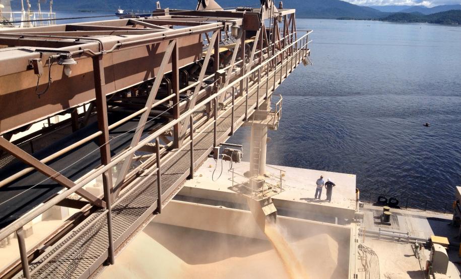 Porto de Paranaguá prevê aumento de 6% no embarque de soja em 2015 Porto de Paranaguá prevê aumento de 6% no embarque de soja em 2015