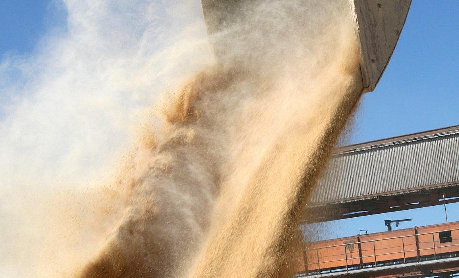 Porto de Paranaguá prevê aumento de 6% no embarque de soja em 2015 Porto de Paranaguá prevê aumento de 6% no embarque de soja em 2015