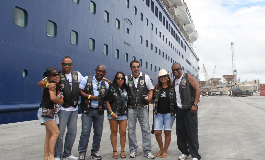 O navio de passageiros Zenith atracou na manhã desta quinta-feira (5) no Porto de Paranaguá. Com mais de 1,5 mil passageiros e 600 tripulantes a bordo, a embarcação chegou por volta das 9 horas e permanece atracado até o final da tarde, quando zarpa para Porto Belo (SC).