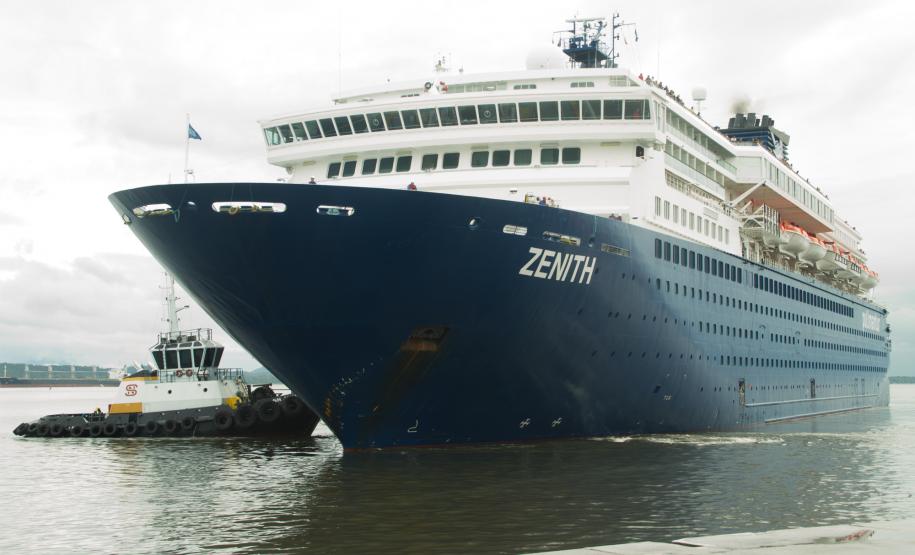 Navio de turismo com 1,5 mil passageiros atraca em Paranaguá O navio de passageiros Zenith atracou na manhã desta quinta-feira (5) no Porto de Paranaguá. Com mais de 1,5 mil passageiros e 600 tripulantes a bordo, a embarcação chegou por volta das 9 horas e permanece atracado até o final da tarde, quando zarpa para Porto Belo (SC).