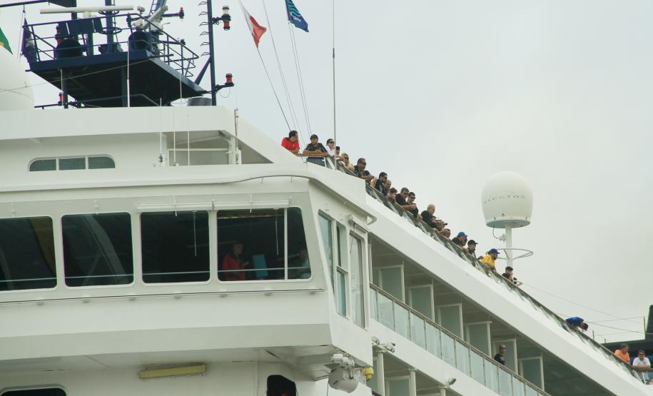 Navio de turismo com 1,5 mil passageiros atraca em Paranaguá O navio de passageiros Zenith atracou na manhã desta quinta-feira (5) no Porto de Paranaguá. Com mais de 1,5 mil passageiros e 600 tripulantes a bordo, a embarcação chegou por volta das 9 horas e permanece atracado até o final da tarde, quando zarpa para Porto Belo (SC).