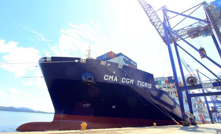 Navio com maior capacidade de transporte de contêineres atraca em Paranaguá