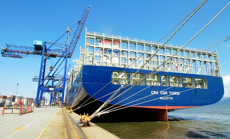 Navio com maior capacidade de transporte de contêineres atraca em Paranaguá