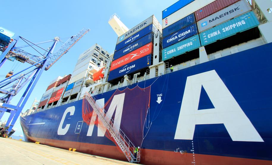 Navio com maior capacidade de transporte de contêineres atraca em Paranaguá