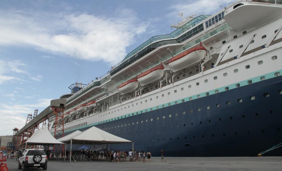Porto de Paranaguá recebe navio com 2,6 mil turistas
