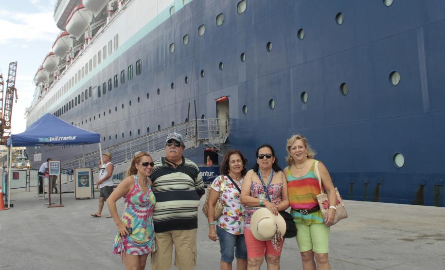 Porto de Paranaguá recebe navio com 2,6 mil turistas