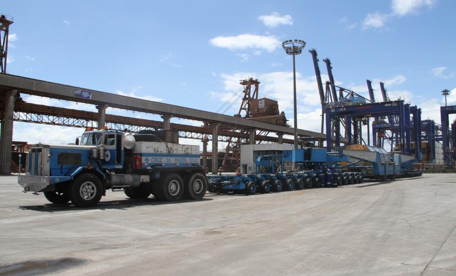 Porto de Paranaguá recebe peça de 185 toneladas para fábrica da Klabin