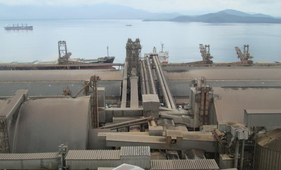 Porto de Paranaguá apresenta resultados de programas ambientais em São Paulo Entre os resultados positivos conquistados pelo Porto está a redução do número de pombos, cujos dejetos e secreções transmitem doenças perigosas. Em 2014, um monitoramento apontou a existência de 11640 aves. Já em fevereiro 2015, o número caiu para 1883 pombos.