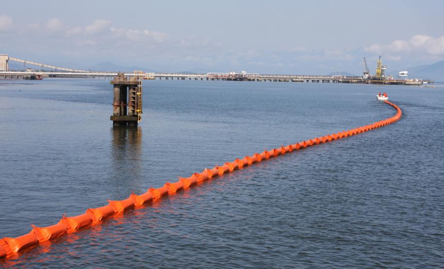 Cuidados com a biota aquática e todas as espécies que vivem na baía de Paranaguá também compõem as ações ambientais do Porto. Há 14 meses o número e a frequência de botos que aparecem na baía são monitorados, assim como o volume do estoque pesqueiro. O número de botos identificados já aumentou de 40 para 107 neste período.