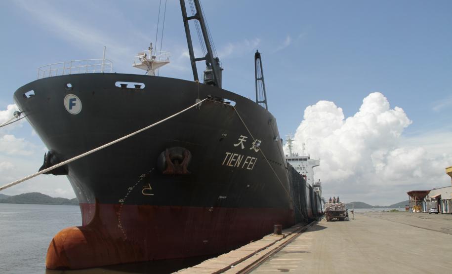 Bom desempenho foi apresentado, também, pelo Porto de Antonina. Após um ano com o mercado em baixa, o terminal voltou a ser uma porta de saída do açúcar ensacado brasileiro, com a perspectiva de exportar um volume maior do que 2012 e 2013 somados.