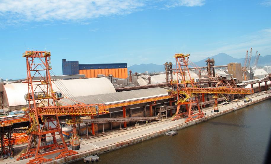 A produtividade no embarque de grãos pelo Porto de Paranaguá aumentou 33% neste ano, passando de 1,5 mil para 2,5 mil toneladas por hora. O aumento foi possível com os dois novos shiploaders adquiridos pelo Governo do Estado, um investimentos de R$ 59 milhões.