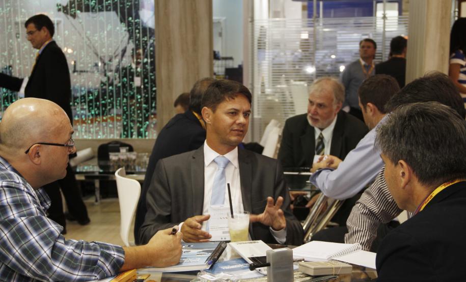 Portos do Paraná atraem novos negócios em feira mais importante do setor