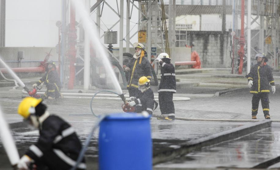 Simulado comprova capacidade do Porto de Paranaguá para atender emergências A realização do 1º Simulado Prático para Prevenção de Acidentes em Terminais Líquidos, coordenado pela Administração dos Portos de Paranaguá e Antonina (Appa), nesta quarta-feira (28), comprovou a capacidade de 100% de atendimento e resposta rápida para um eventual acidente de incêndio ou explosão.